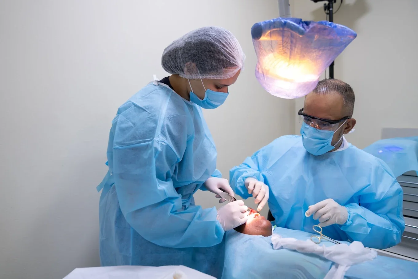 Dr. Julius durante procedimento odontológico